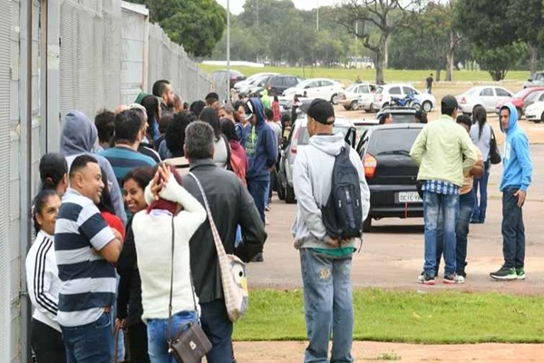 Muitas vágas na Zona Leste de São Paulo - Fila para conseguir emprego