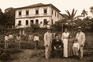 "Representação artística da família Maria Luiza Americano em sua fazenda na antiga Zona Leste de São Paulo, retratando o ambiente rural que marcou o desenvolvimento da região no início do século XX."