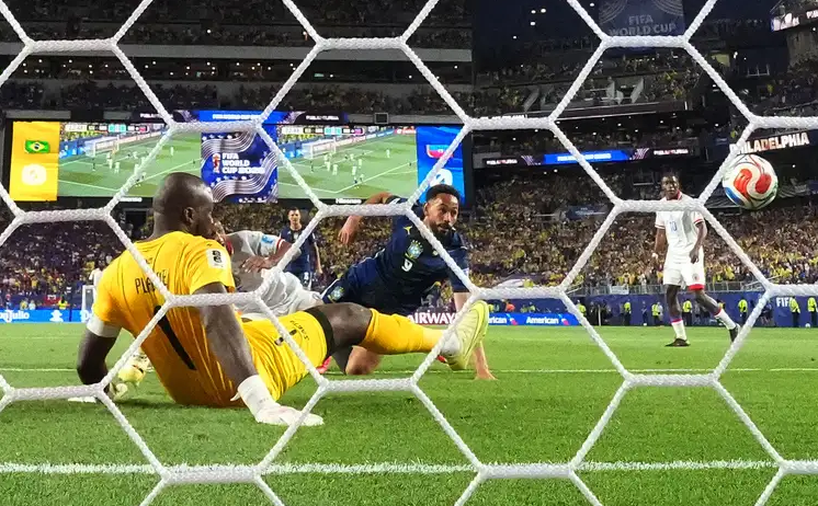 Brasil vence o Haiti por 3 a 0 e assume 1º lugar no grupo