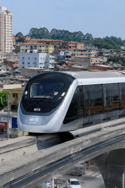 Monotrilho elevado da Linha 15-Prata circulando pela Zona Leste de São Paulo, simbolizando desenvolvimento urbano, mobilidade e crescimento econômico da região.