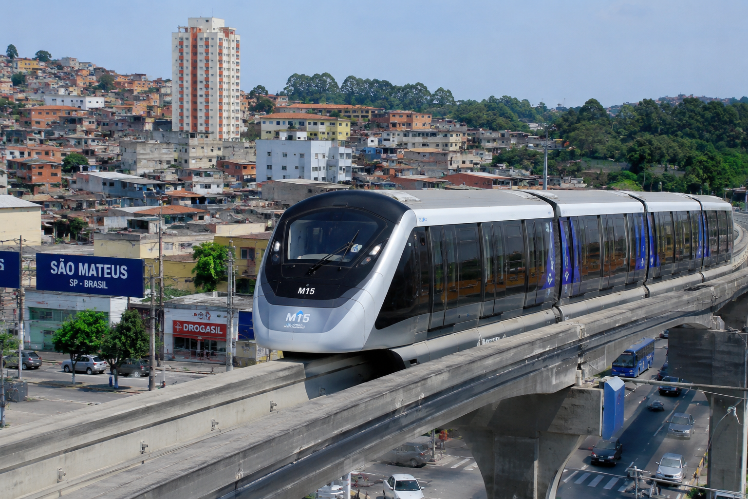Monotrilho elevado da Linha 15-Prata circulando pela Zona Leste de São Paulo, simbolizando desenvolvimento urbano, mobilidade e crescimento econômico da região.