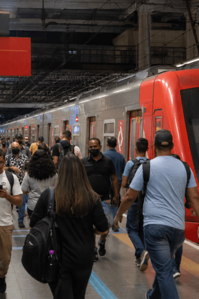 Linhas de trem em São Paulo voltam a operar normalmente após paralisação e incêndio em composição