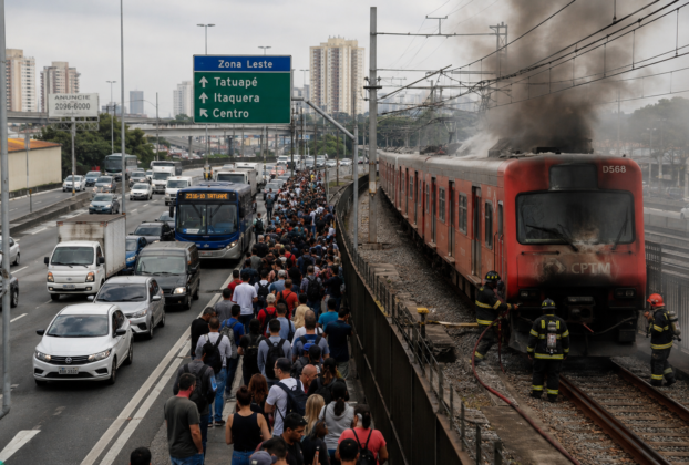 Rodízio de veículos na Zona Leste de São Paulo é suspenso após falha em trens e incêndio