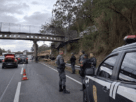 Imagem ilustrativa de investigação policial em rodovia após acidente com passarela