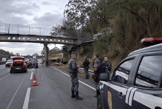 Imagem ilustrativa de investigação policial em rodovia após acidente com passarela