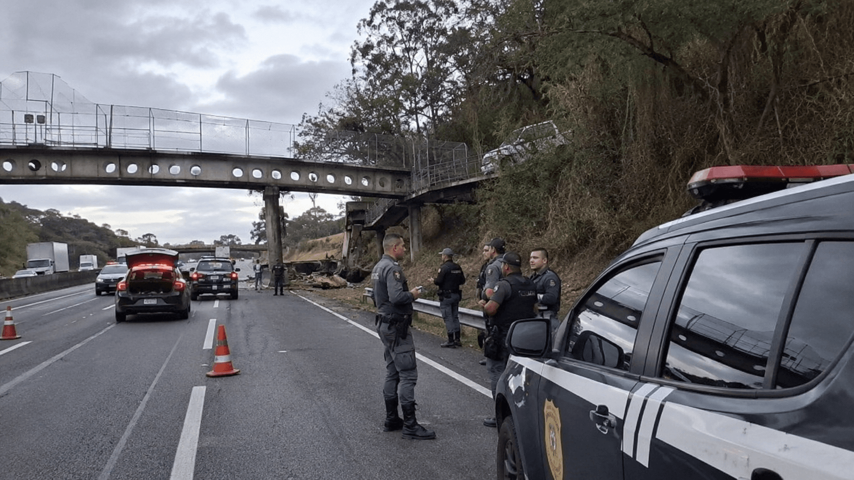 Imagem ilustrativa de investigação policial em rodovia após acidente com passarela