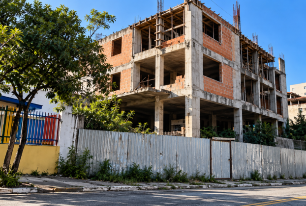 Demolição de obra na Penha